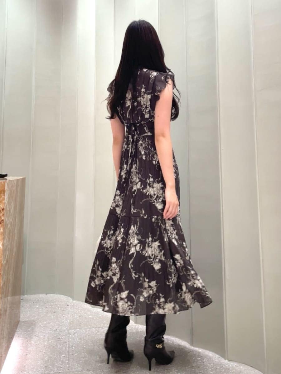 ブラウン系のワンピース、ホワイト系のカーディガン/ボレロ、ブラウン系のブーツを着用したレディースの秋コーディネートの7枚目の写真