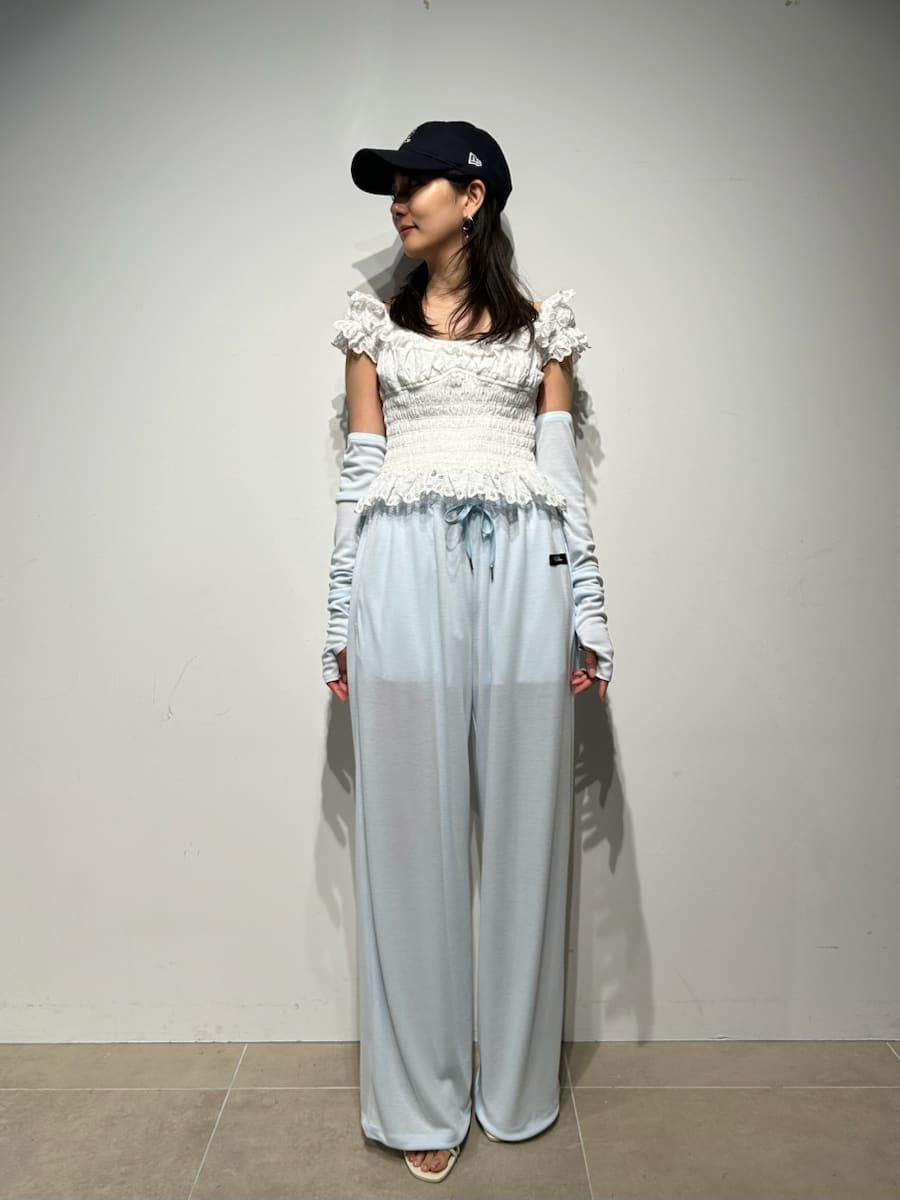 ホワイト系のシャツ/ブラウス、ブルー系のキャップを着用したレディースの冬コーディネートの2枚目の写真