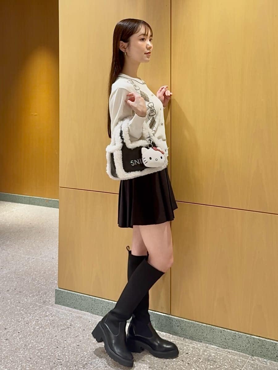 ホワイト系のカーディガン/ボレロ、ブラック系のその他パンツ、ブラック系のハンドバッグを着用したレディースの秋コーディネートの3枚目の写真