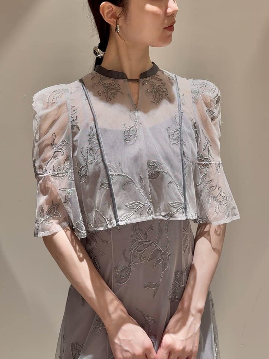 グレー系のワンピース、ブルー系のショルダーバッグを着用したレディースの秋コーディネートの4枚目の写真