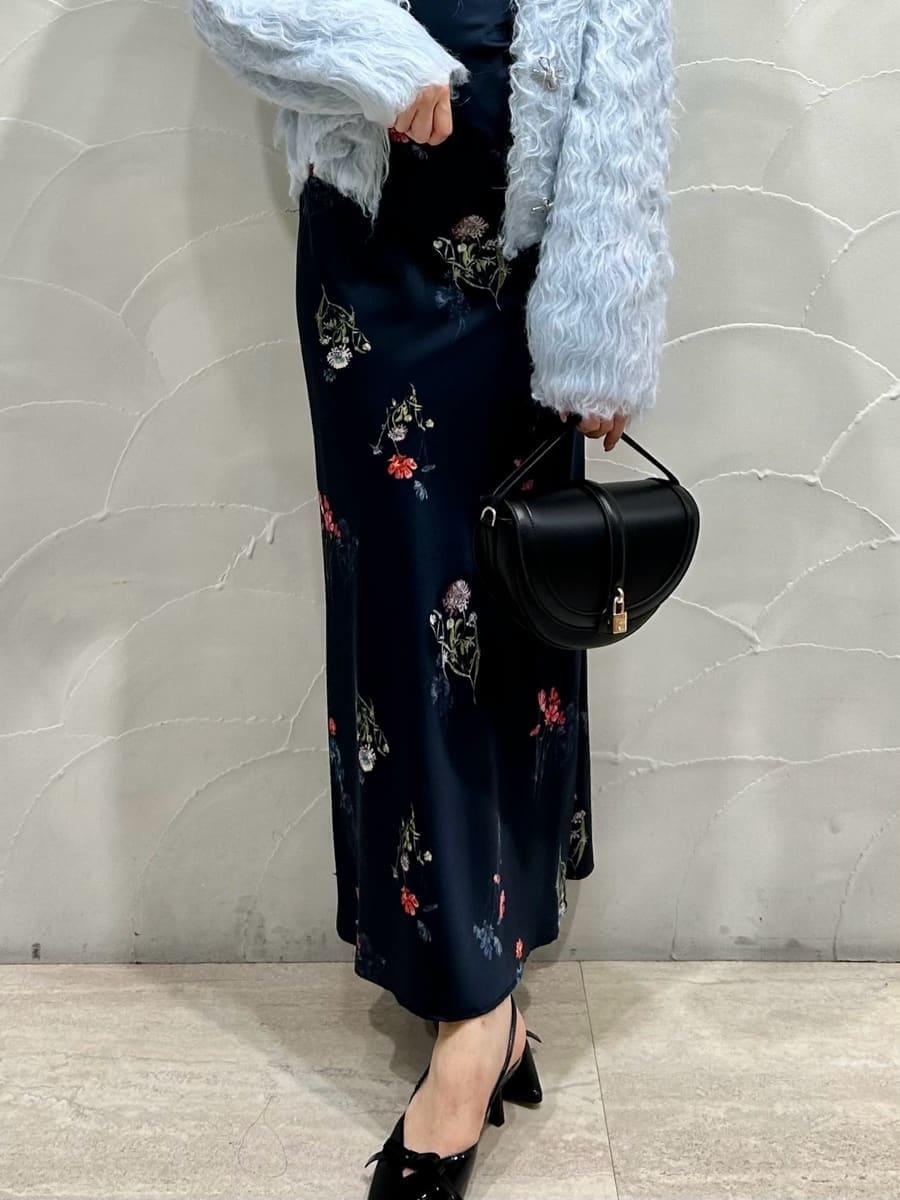 ブルー系のカーディガン/ボレロ、ブラック系のハンドバッグを着用したレディースの秋コーディネートの4枚目の写真