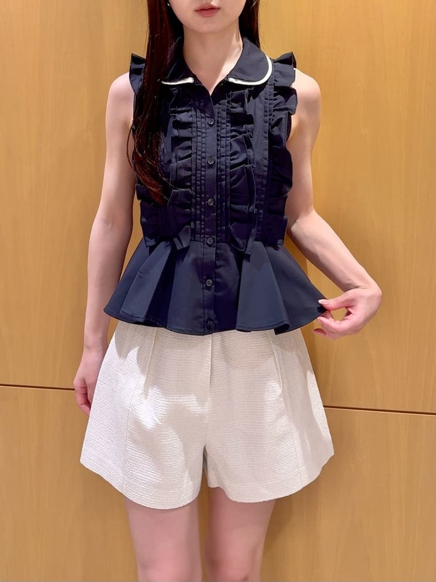 ホワイト系のその他パンツ、ブラック系のサンダル、ブルー系のシャツ/ブラウスを着用したレディースの夏コーディネートの5枚目の写真