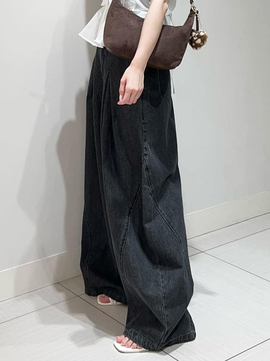 ブラック系のデニムパンツ、ホワイト系のサンダル、ブラウン系のショルダーバッグを着用したレディースの夏コーディネートの3枚目の写真