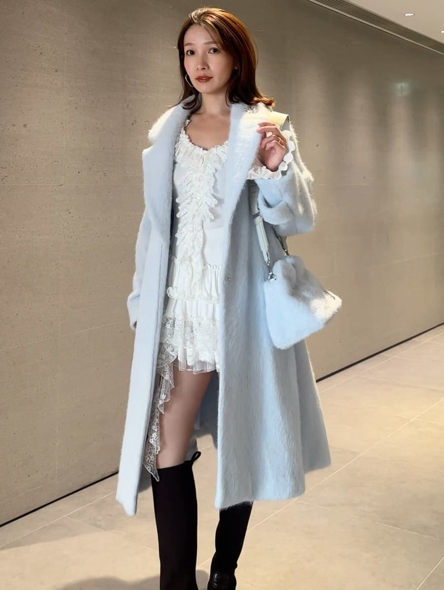 ブルー系のチェスターコート、その他のその他パンツ、ホワイト系のTシャツ/カットソーを着用したレディースの秋コーディネートの2枚目の写真