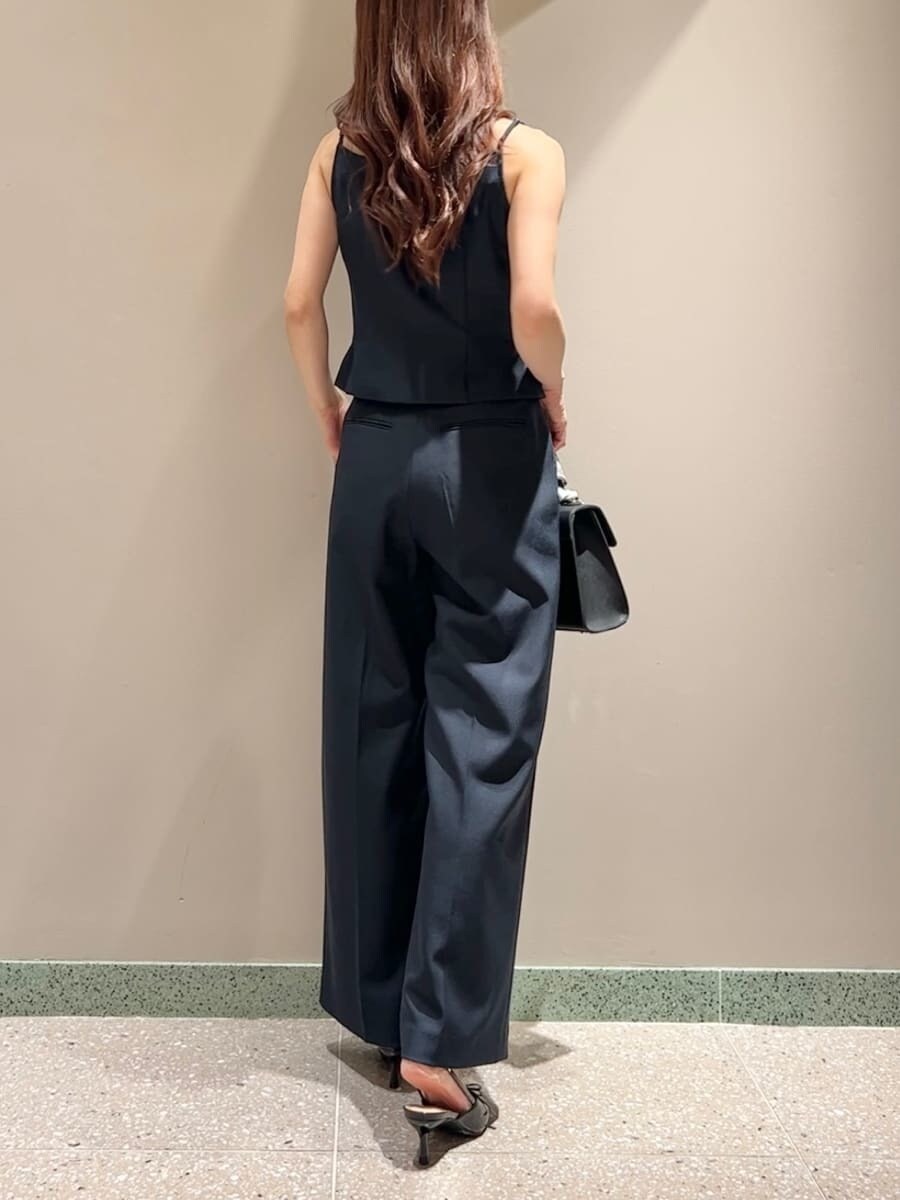 ブルー系のキャミソール、ブルー系のその他パンツ、ブラック系のハンドバッグを着用したレディースの秋コーディネートの4枚目の写真