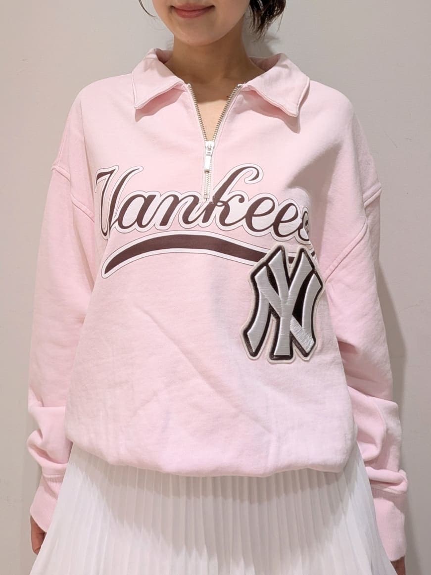 ホワイト系のスカート、ピンク系のスウェット、シルバー系のハンドバッグを着用したレディースの春コーディネートの5枚目の写真