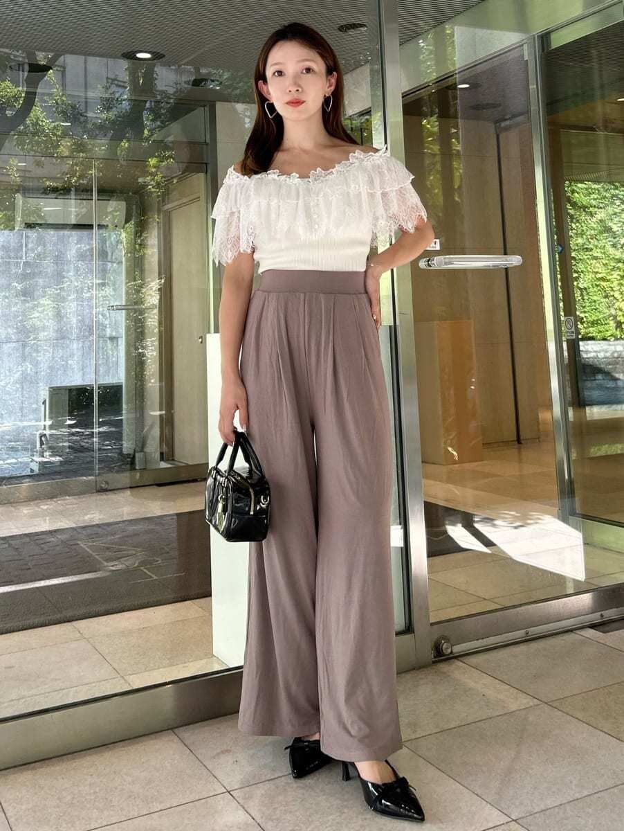 ホワイト系のニット/セーター、ブラック系のボストンバッグを着用したレディースの秋コーディネートの4枚目の写真