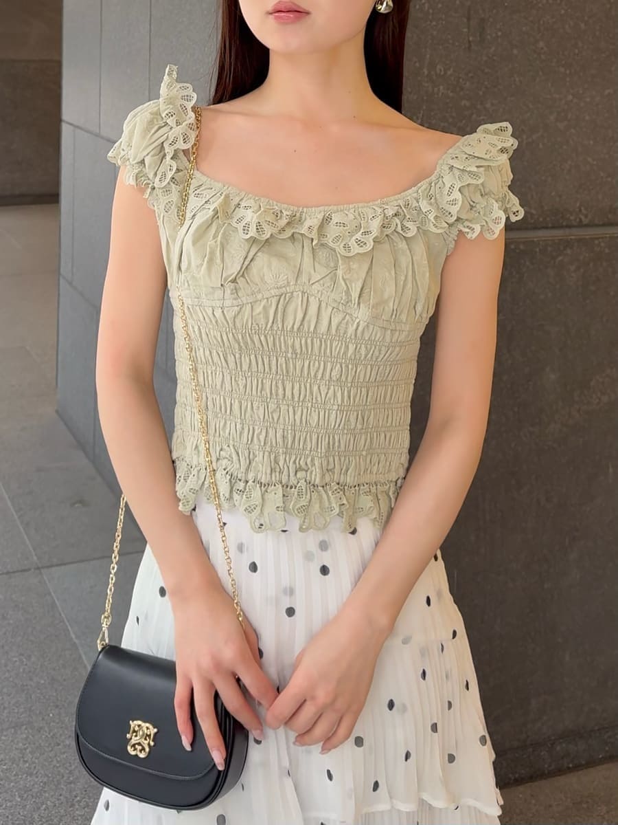 その他のスカート、グリーン系のシャツ/ブラウス、ブラック系のショルダーバッグを着用したレディースの春コーディネートの6枚目の写真