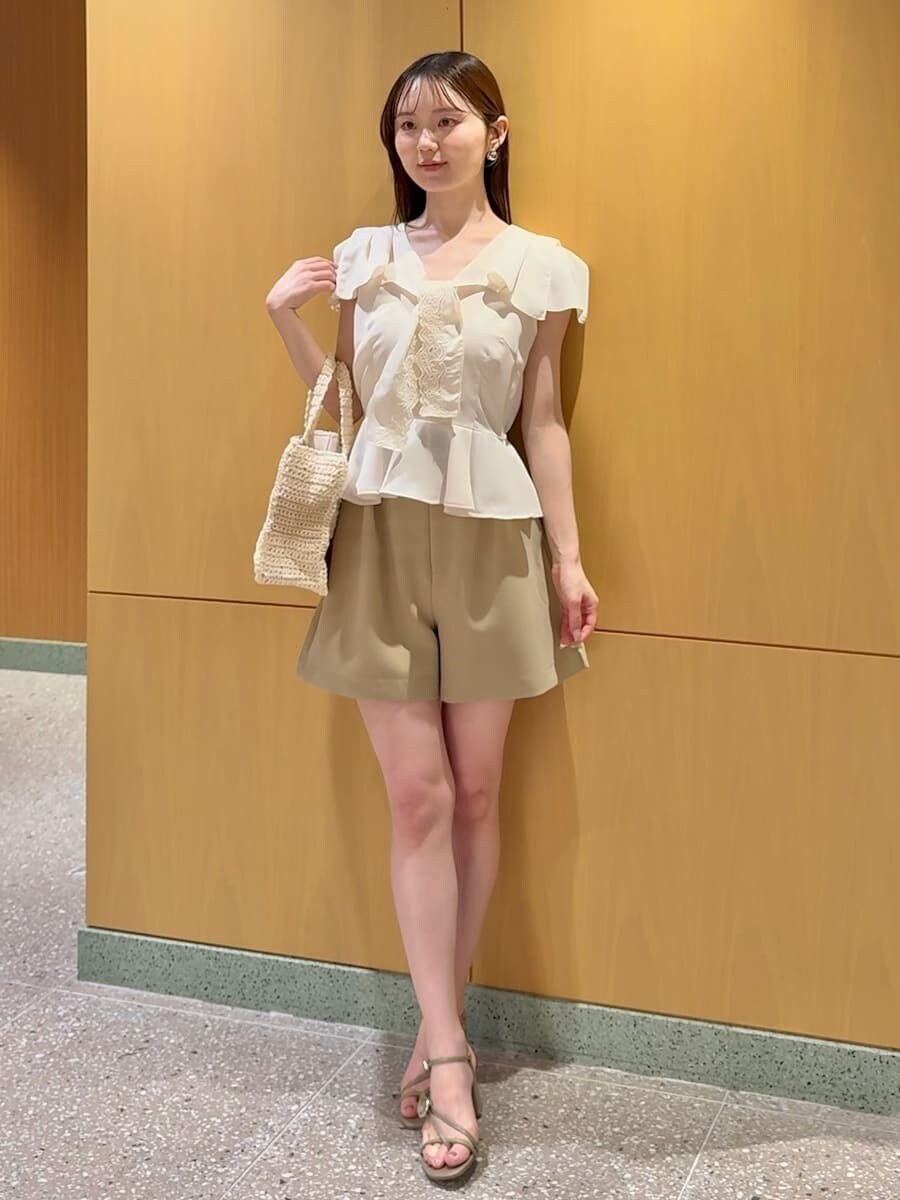 ブラウン系のサンダル、ベージュ系のその他パンツ、ホワイト系のシャツ/ブラウスを着用したレディースの春コーディネートの2枚目の写真