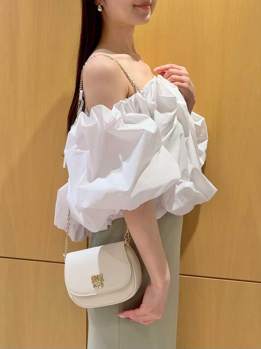 グリーン系のスカート、ホワイト系のシャツ/ブラウス、ホワイト系のショルダーバッグを着用したレディースの春コーディネートの6枚目の写真