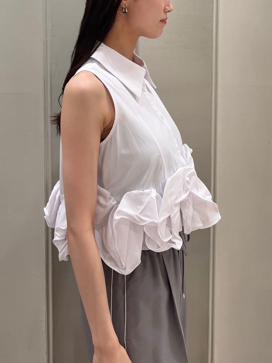 グレー系のその他パンツ、ホワイト系のシャツ/ブラウス、ブラック系のボストンバッグを着用したレディースの夏コーディネートの3枚目の写真