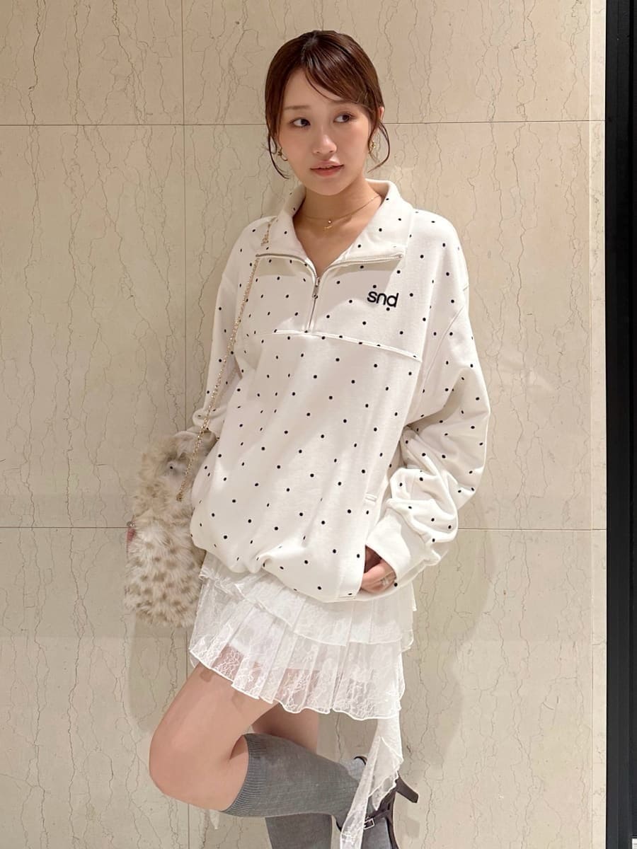 ホワイト系のその他パンツ、その他のTシャツ/カットソー、ブラウン系のパンプスを着用したレディースの秋コーディネートの6枚目の写真