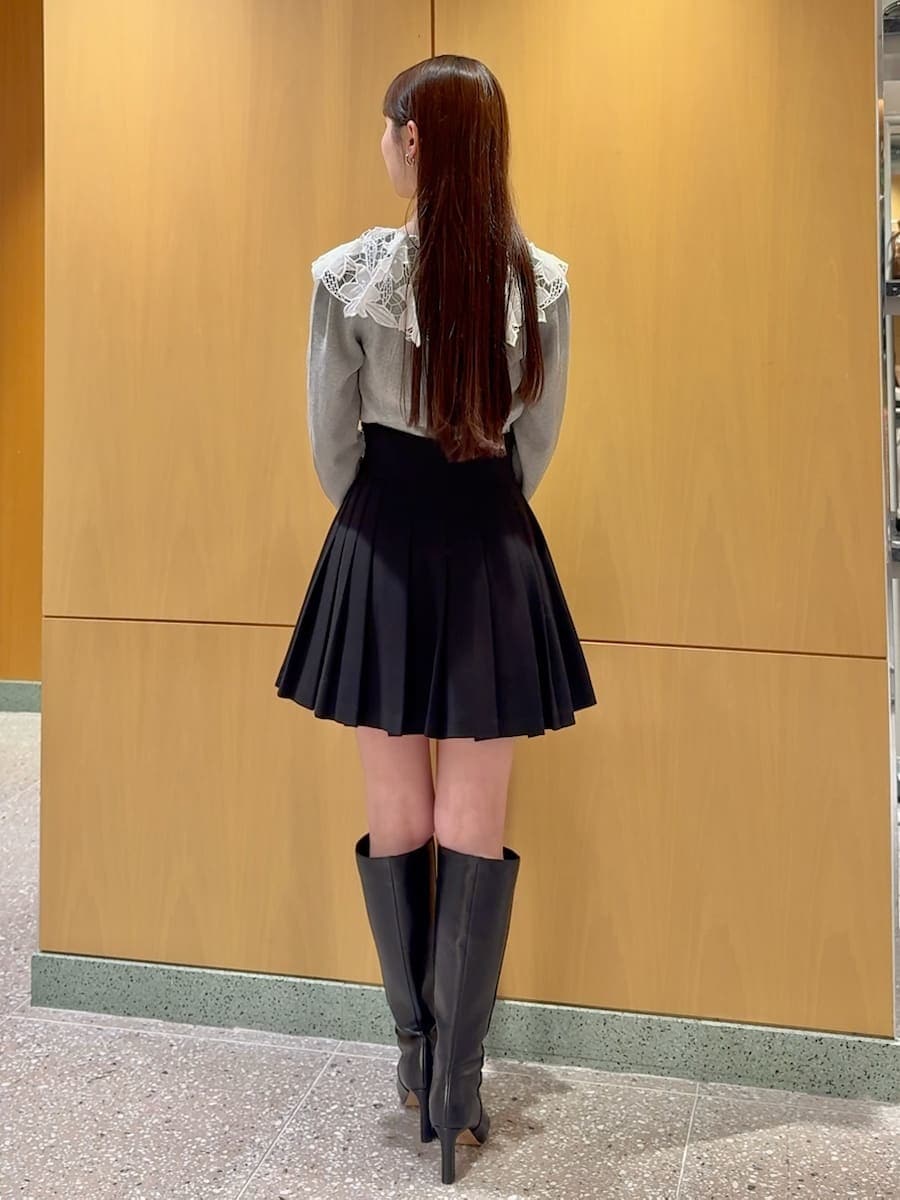 ブラック系のスカート、グレー系のハンドバッグ、その他のキーケース/キーアクセサリーを着用したレディースの冬コーディネートの4枚目の写真