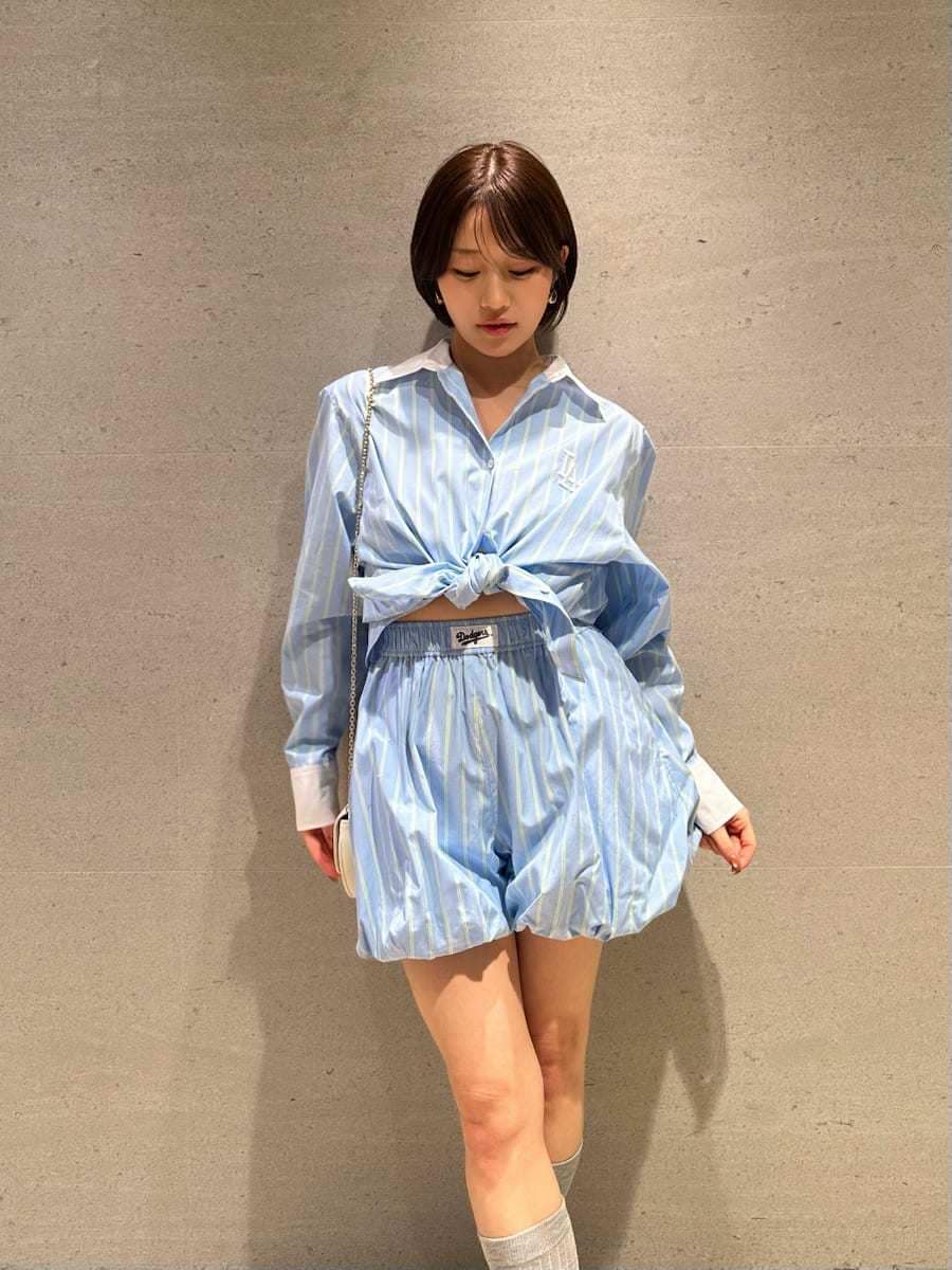 ブルー系のその他パンツ、ブルー系のシャツ/ブラウス、ブラウン系のパンプスを着用したレディースの春コーディネートの2枚目の写真