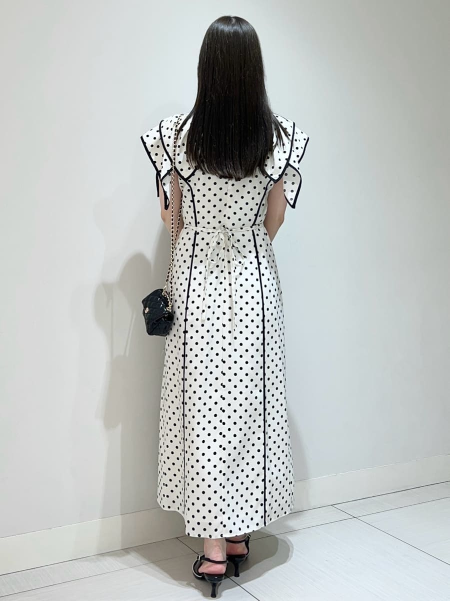 ホワイト系のワンピース、ブラック系のパンプスを着用したレディースの春コーディネートの3枚目の写真