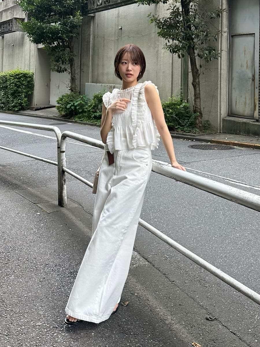 ホワイト系のデニムパンツ、ホワイト系のシャツ/ブラウスを着用したレディースの夏コーディネートの3枚目の写真