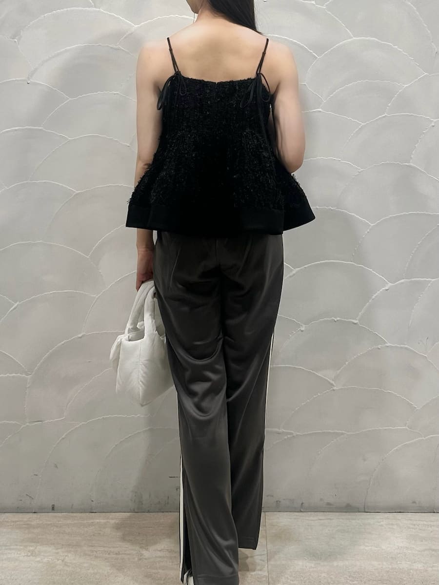 ブラック系のその他トップス、グレー系のその他パンツ、その他のパンプスを着用したレディースの冬コーディネートの3枚目の写真