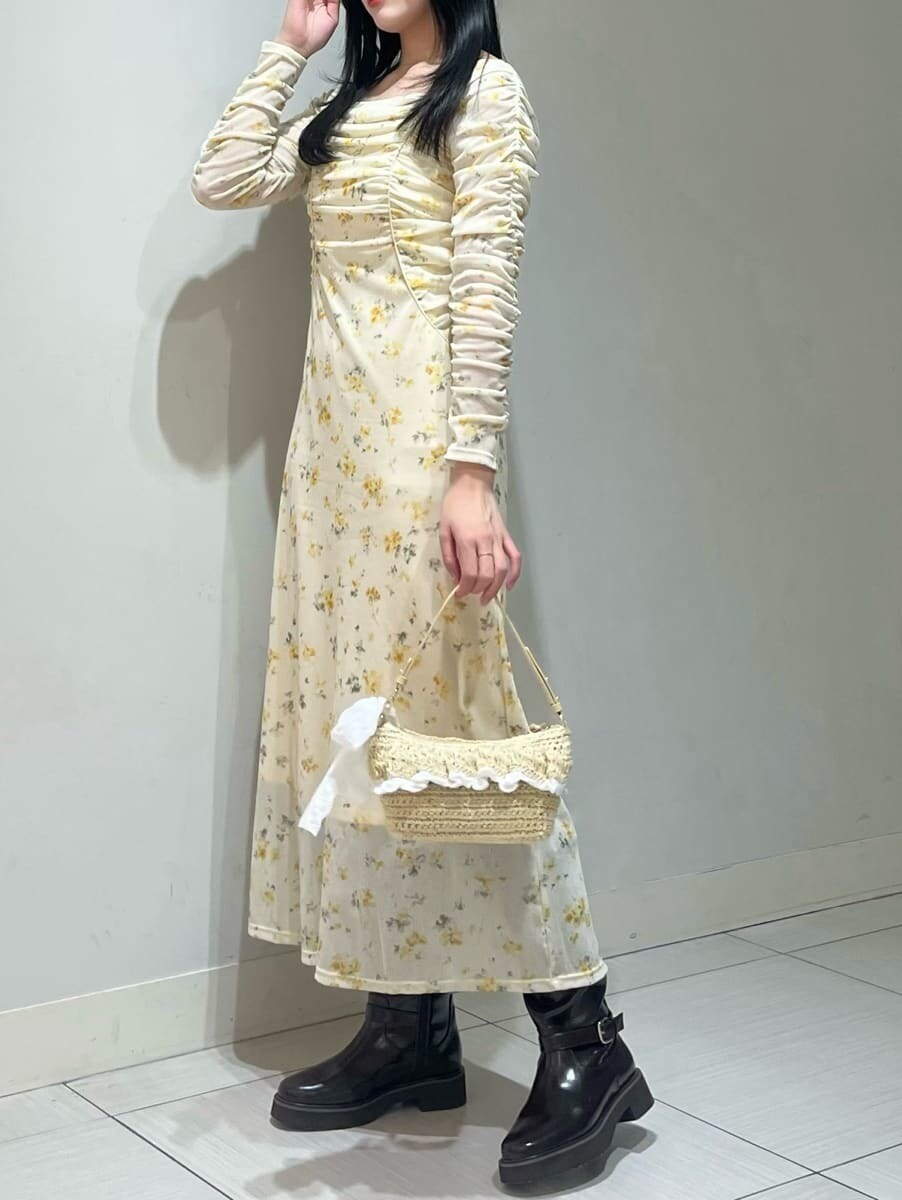 ブラウン系のブーツ、ブルー系のブルゾン、イエロー系のワンピースを着用したレディースの冬コーディネートの5枚目の写真