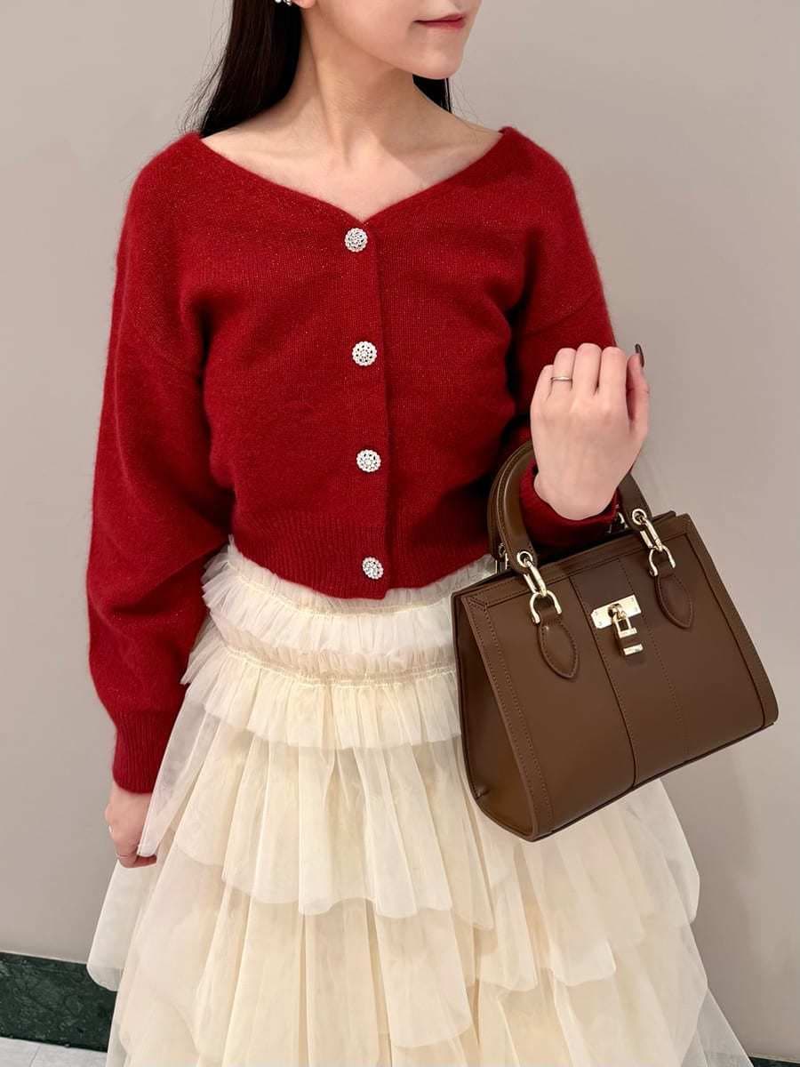 ブラウン系のブーツ、レッド系のカーディガン/ボレロ、ブラウン系のハンドバッグを着用したレディースの冬コーディネートの4枚目の写真