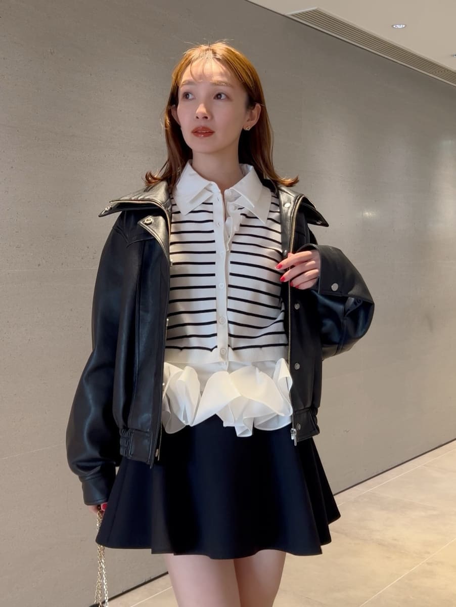 その他のブーツ、ブラック系のブルゾン、ブラック系のその他パンツを着用したレディースの冬コーディネートの7枚目の写真