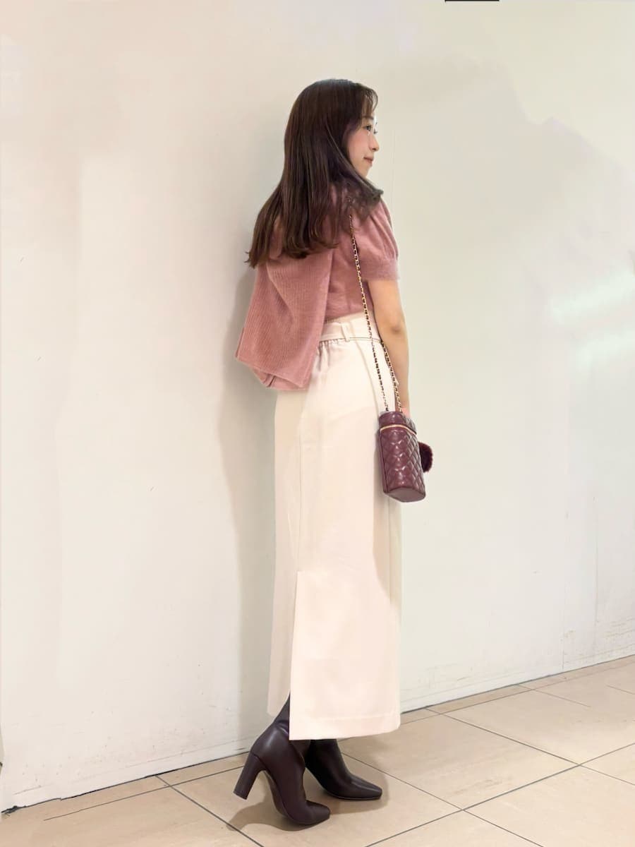 ピンク系のニット/セーター、ピンク系のニット/セーター、ホワイト系のスカートを着用したレディースの夏コーディネートの3枚目の写真