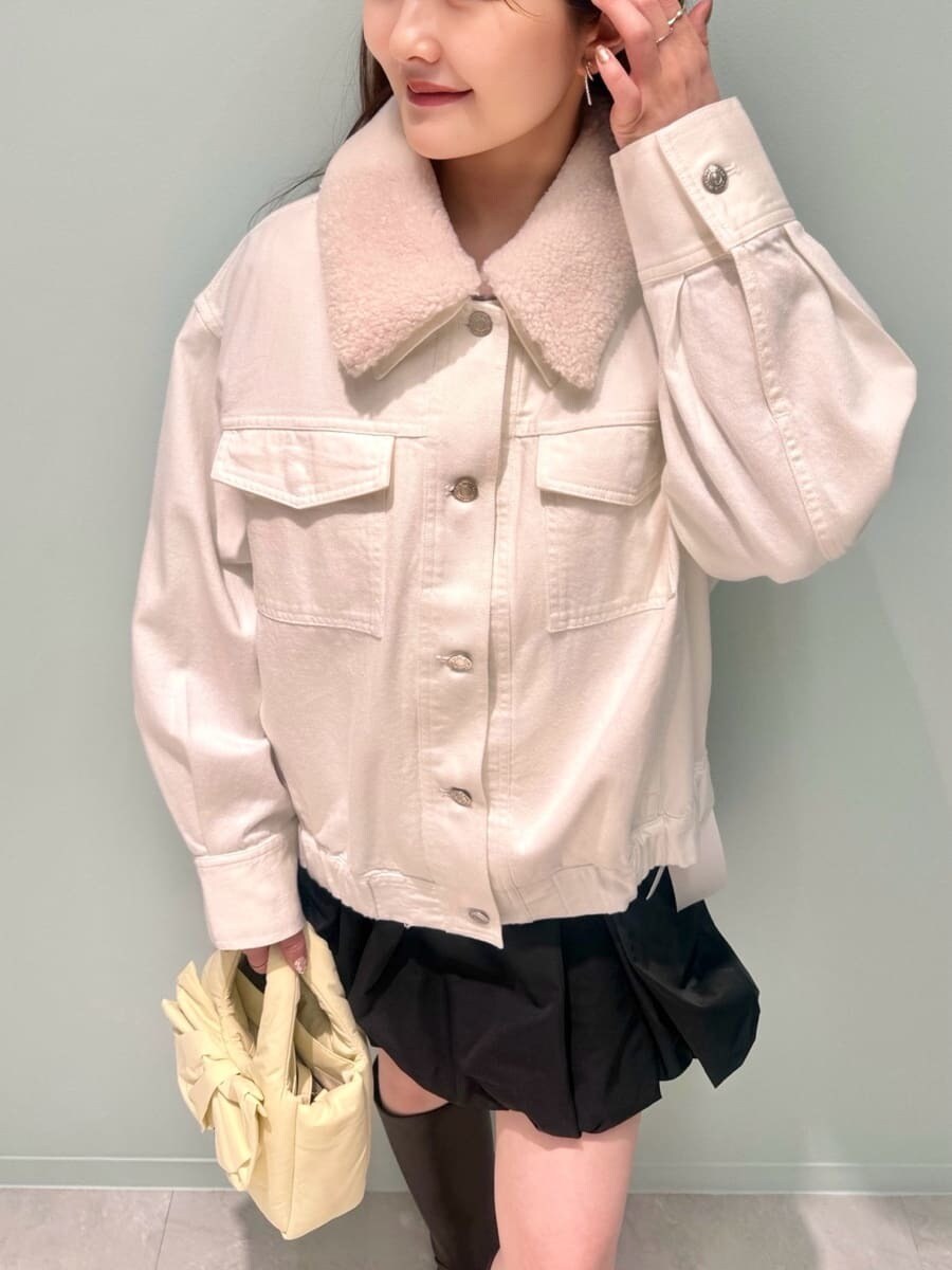 ホワイト系のブルゾン、ブラック系のその他パンツ、グレー系のニット/セーターを着用したレディースの冬コーディネートの9枚目の写真