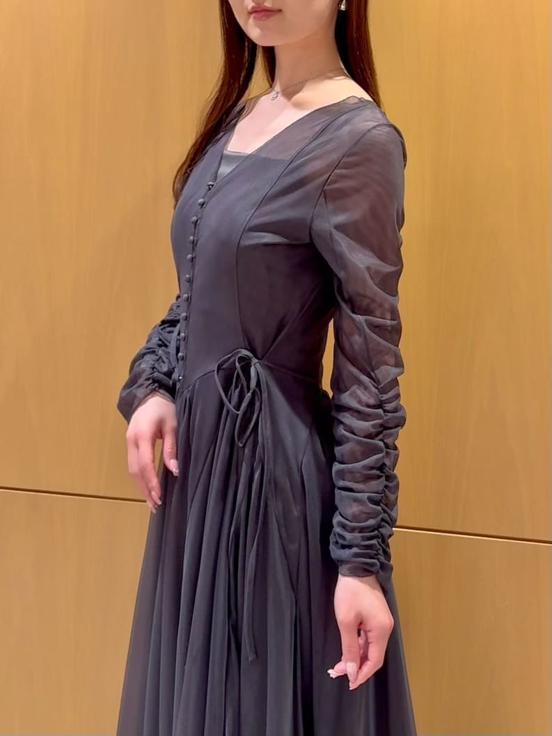 ブラック系のパンプス、ホワイト系のショルダーバッグ、シルバー系のネックレスを着用したレディースの冬コーディネートの6枚目の写真