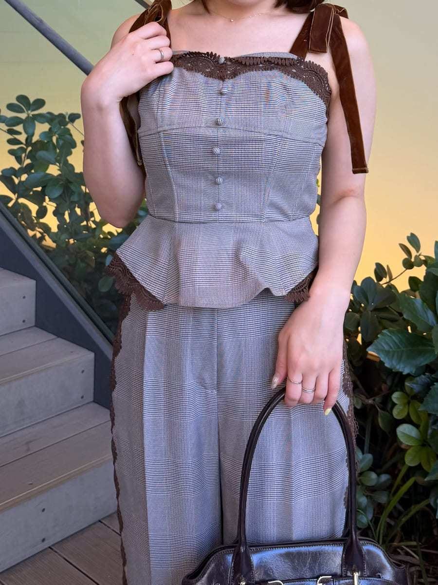その他のその他パンツ、その他のその他トップス、ブラウン系のボストンバッグを着用したレディースの夏コーディネートの7枚目の写真