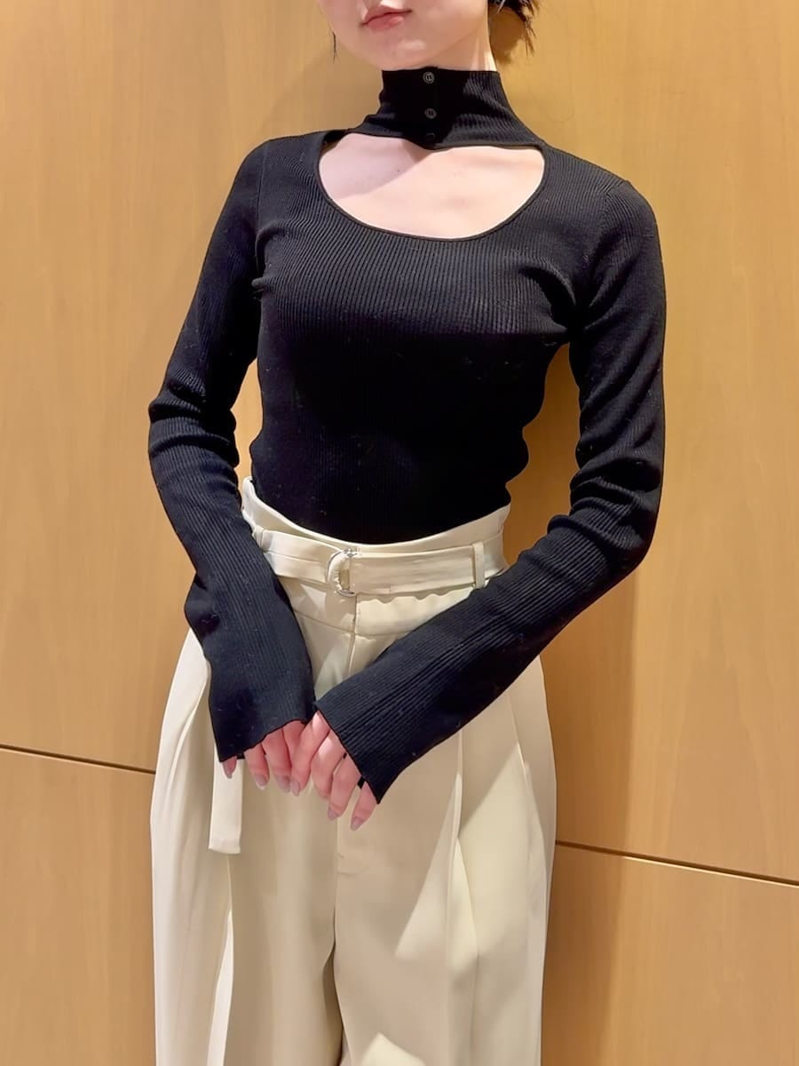 ホワイト系のカーディガン/ボレロ、ブラック系のニット/セーター、ブラック系のブーツを着用したレディースの秋コーディネートの9枚目の写真