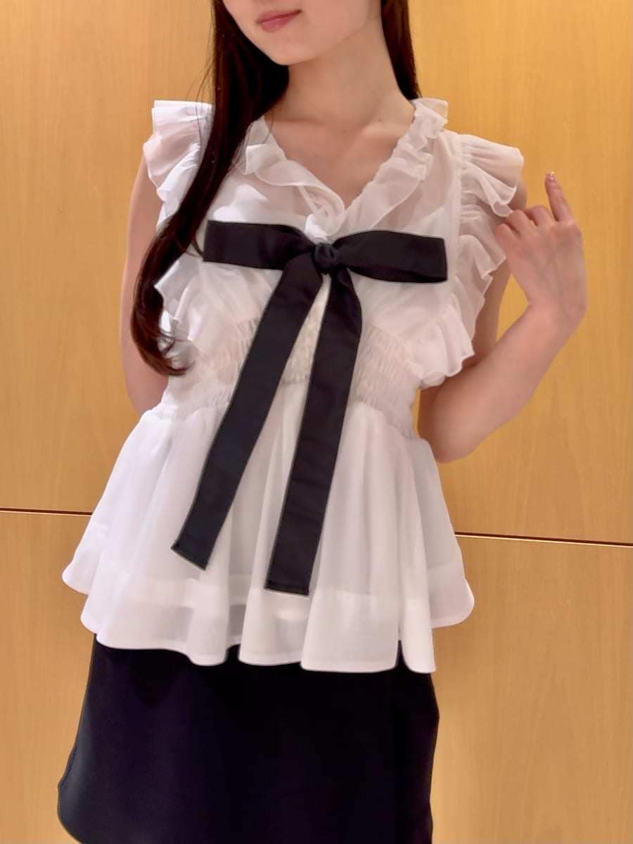 ブラック系のパンプス、ブラック系のその他パンツ、ホワイト系のシャツ/ブラウスを着用したレディースの春コーディネートの6枚目の写真