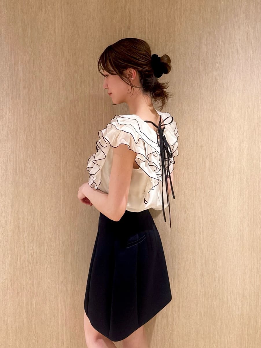 ブルー系のスカート、ベージュ系のシャツ/ブラウスを着用したレディースの春コーディネートの4枚目の写真