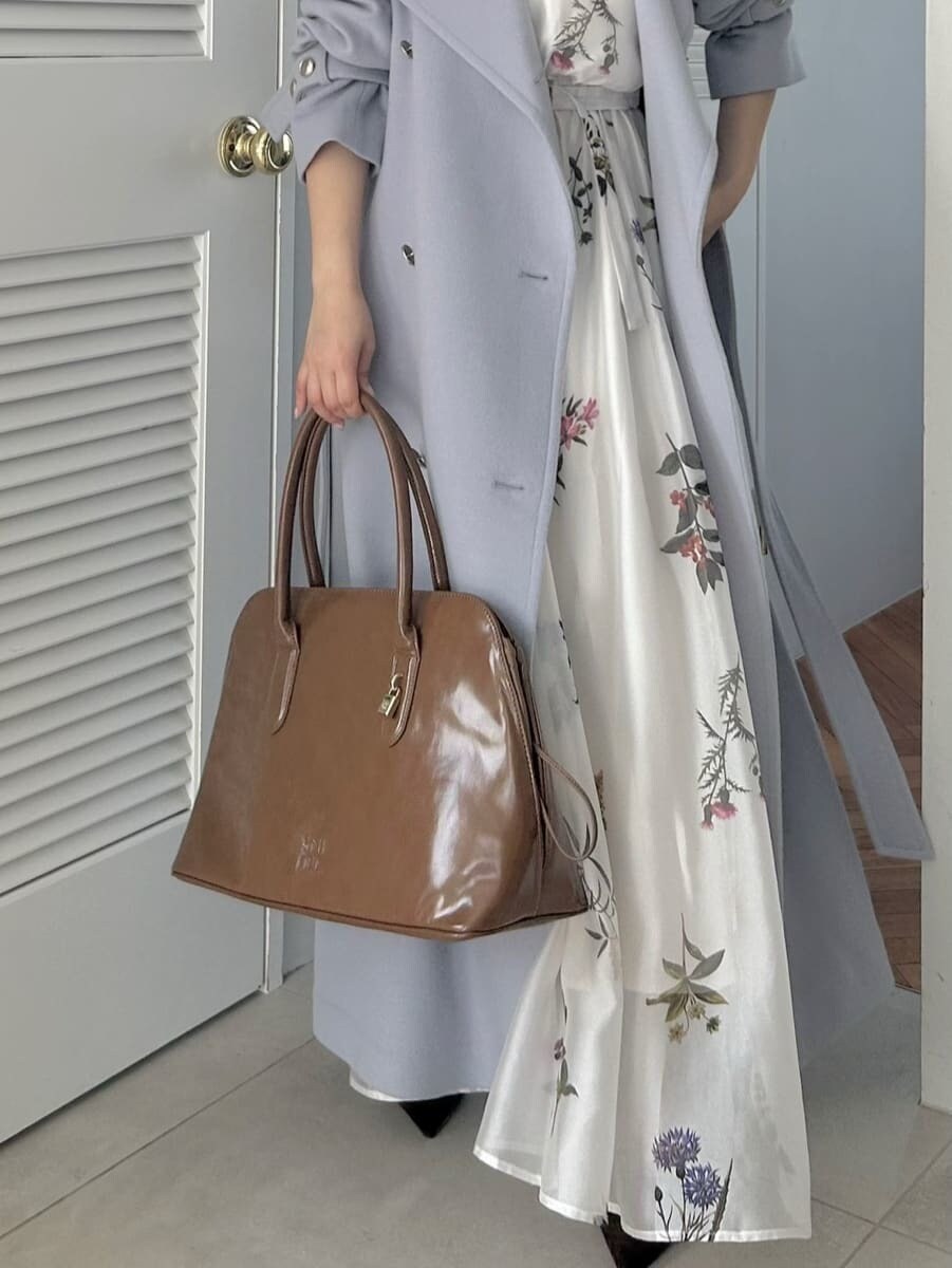 ブラウン系のハンドバッグを着用したレディースの秋コーディネートの7枚目の写真