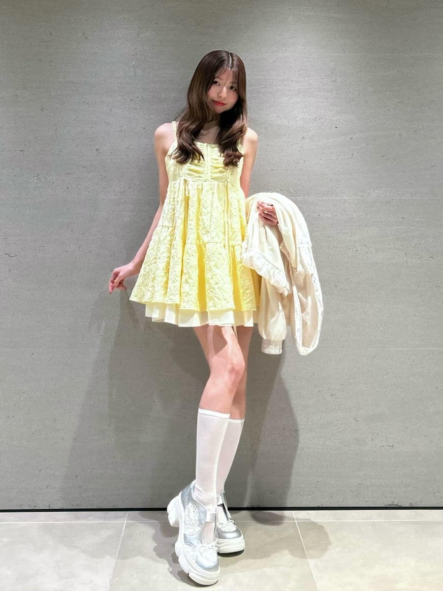 ホワイト系のブルゾン、シルバー系のスニーカーを着用したレディースの春コーディネートの4枚目の写真