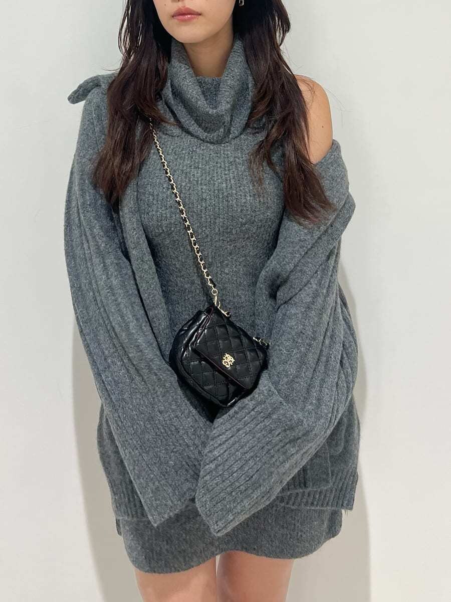 グレー系のワンピース、グレー系のカーディガン/ボレロ、ブラック系のショルダーバッグを着用したレディースの秋コーディネートの4枚目の写真