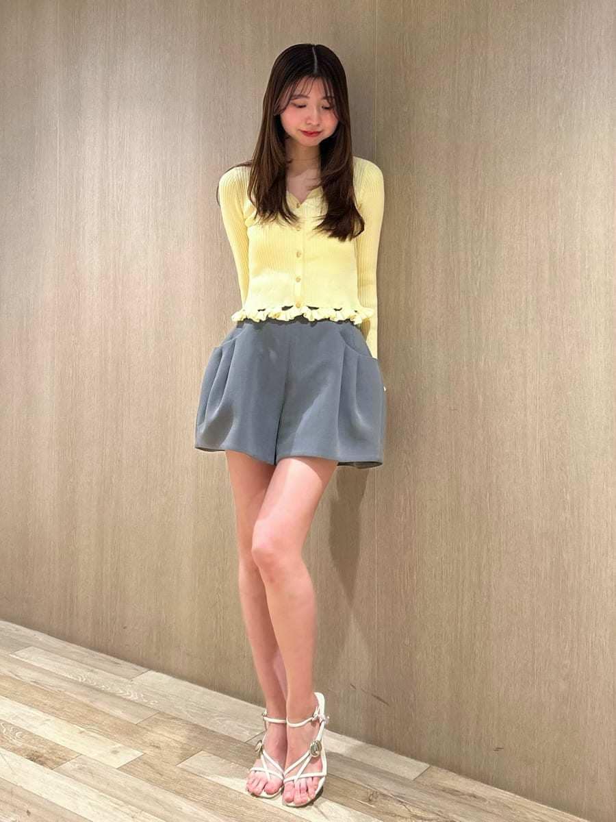 グレー系のその他パンツ、イエロー系のカーディガン/ボレロを着用したレディースの春コーディネートの3枚目の写真