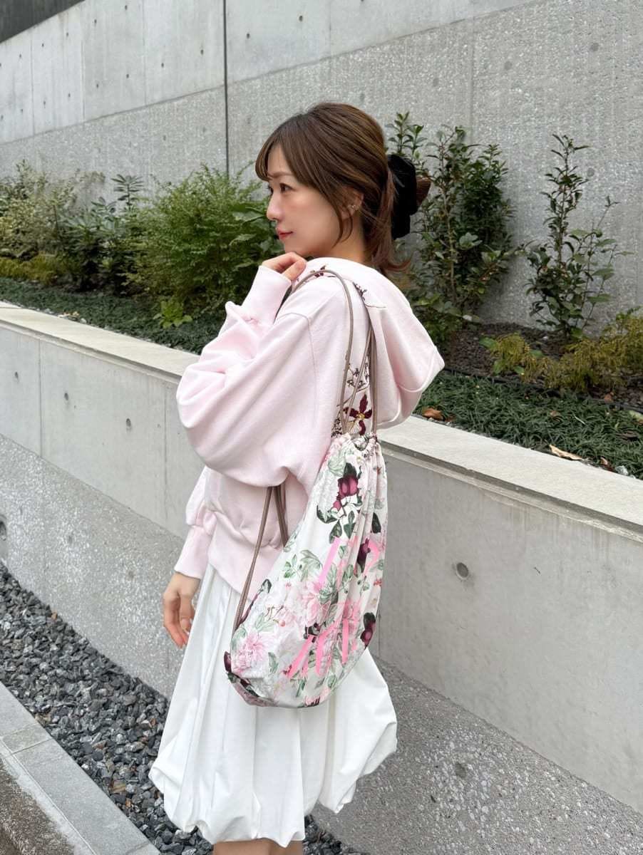 ホワイト系のその他パンツ、ピンク系のパーカー、ピンク系のバックパック/リュックを着用したレディースの冬コーディネートの4枚目の写真