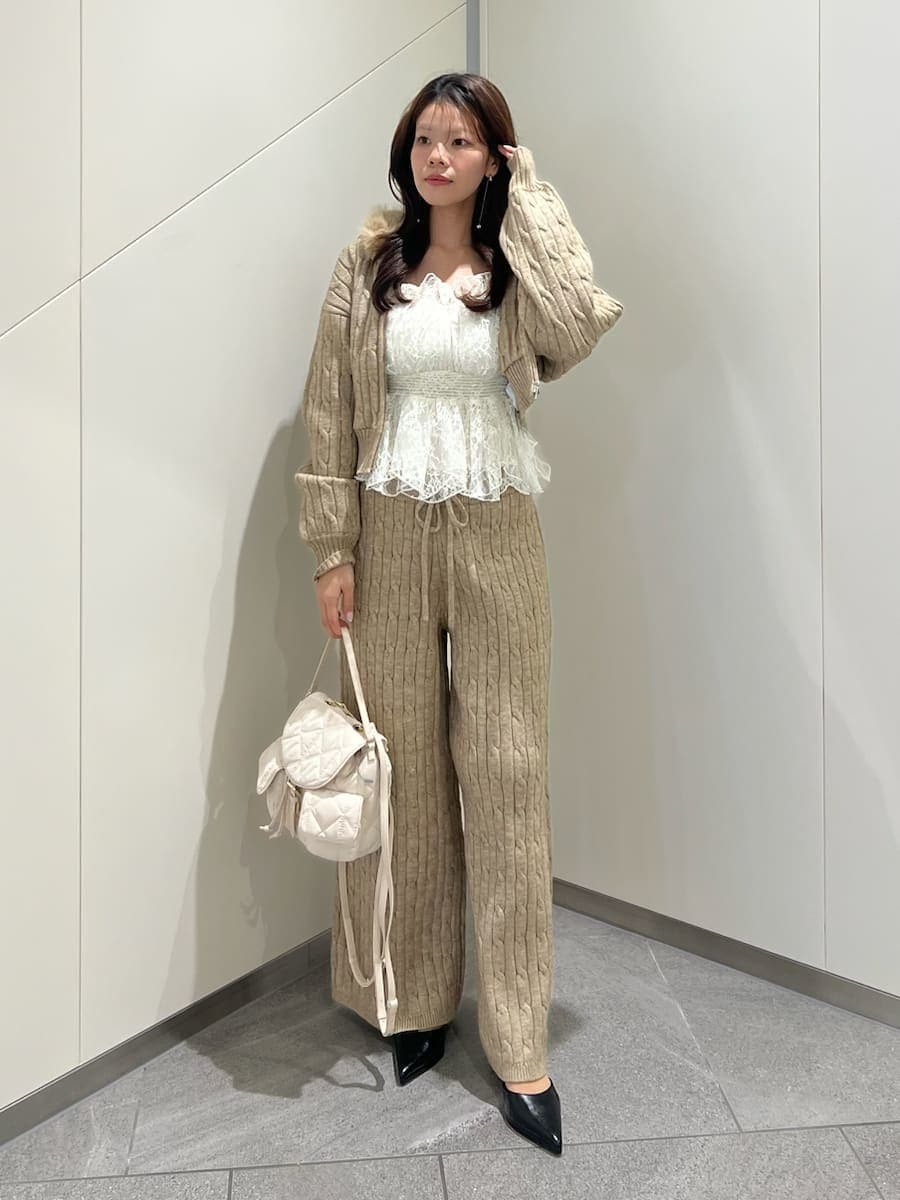 ブラウン系のその他パンツ、ホワイト系のシャツ/ブラウス、ブラウン系のパーカーを着用したレディースの秋コーディネートの4枚目の写真