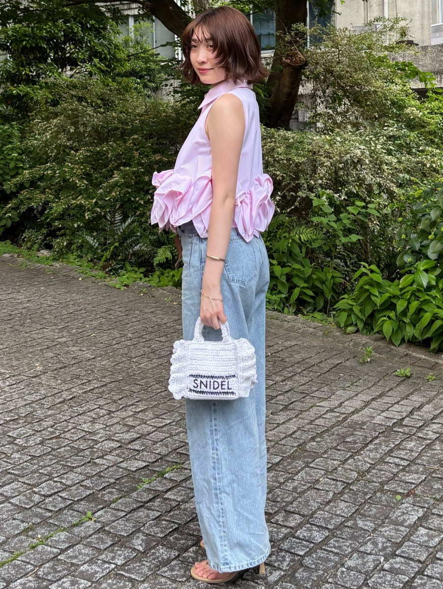 ブルー系のデニムパンツ、ピンク系のシャツ/ブラウスを着用したレディースの春コーディネートの3枚目の写真