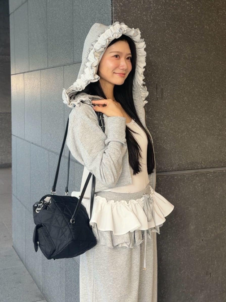 その他のサンダル、グレー系のその他パンツ、グレー系のパーカーを着用したレディースの夏コーディネートの3枚目の写真