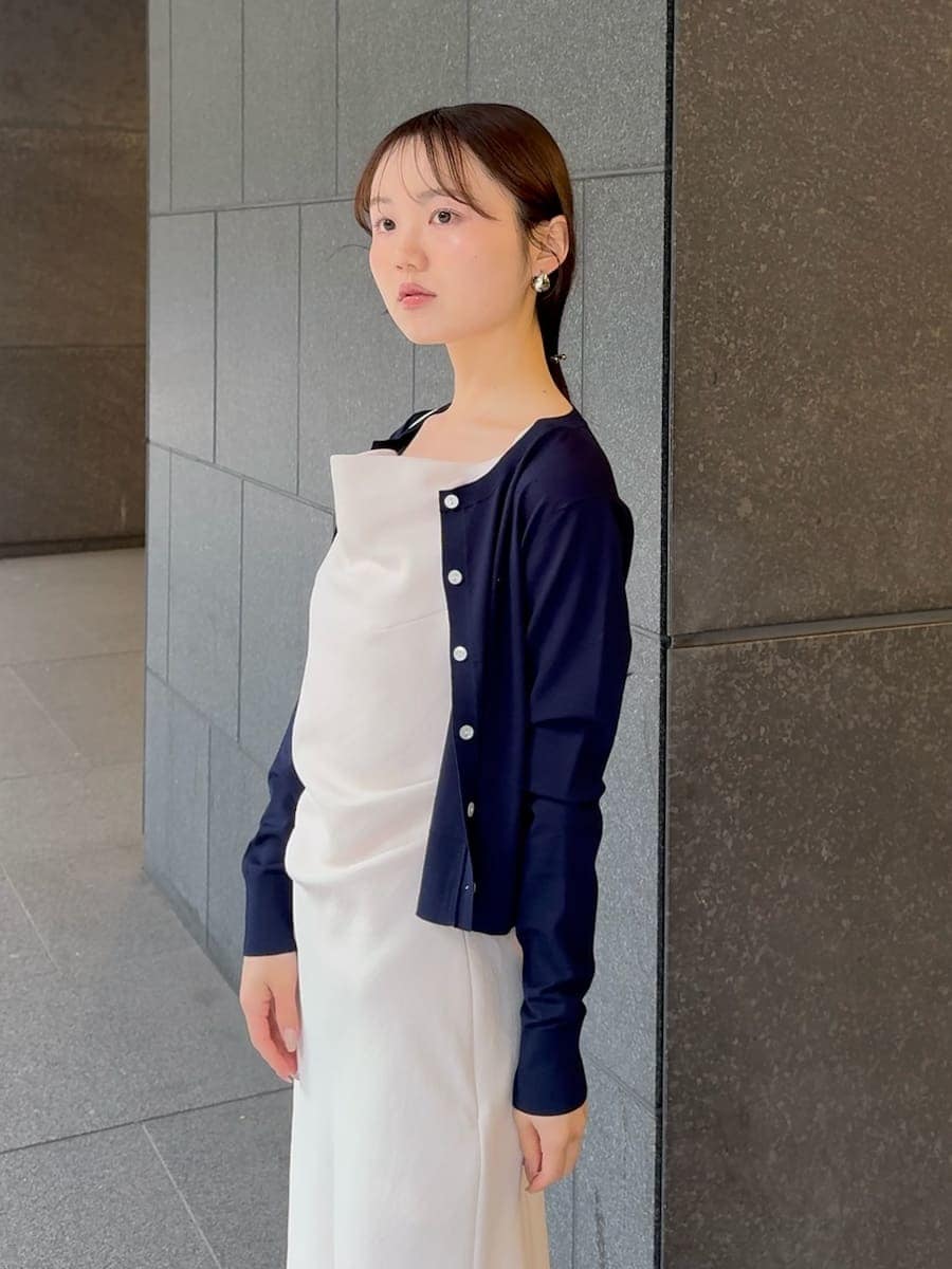 ホワイト系のワンピース、ブルー系のカーディガン/ボレロ、ブラウン系のパンプスを着用したレディースの春コーディネートの9枚目の写真