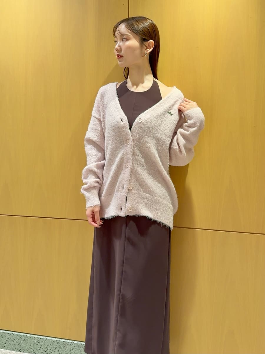 ピンク系のカーディガン/ボレロ、ピンク系のワンピース、ブラック系のハンドバッグを着用したレディースの秋コーディネートの4枚目の写真