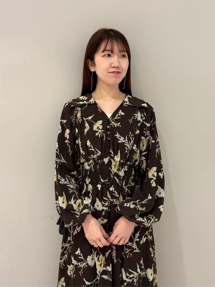 ベージュ系のキャミソール、ブラック系のショルダーバッグ、ブラウン系のワンピースを着用したレディースの冬コーディネートの4枚目の写真