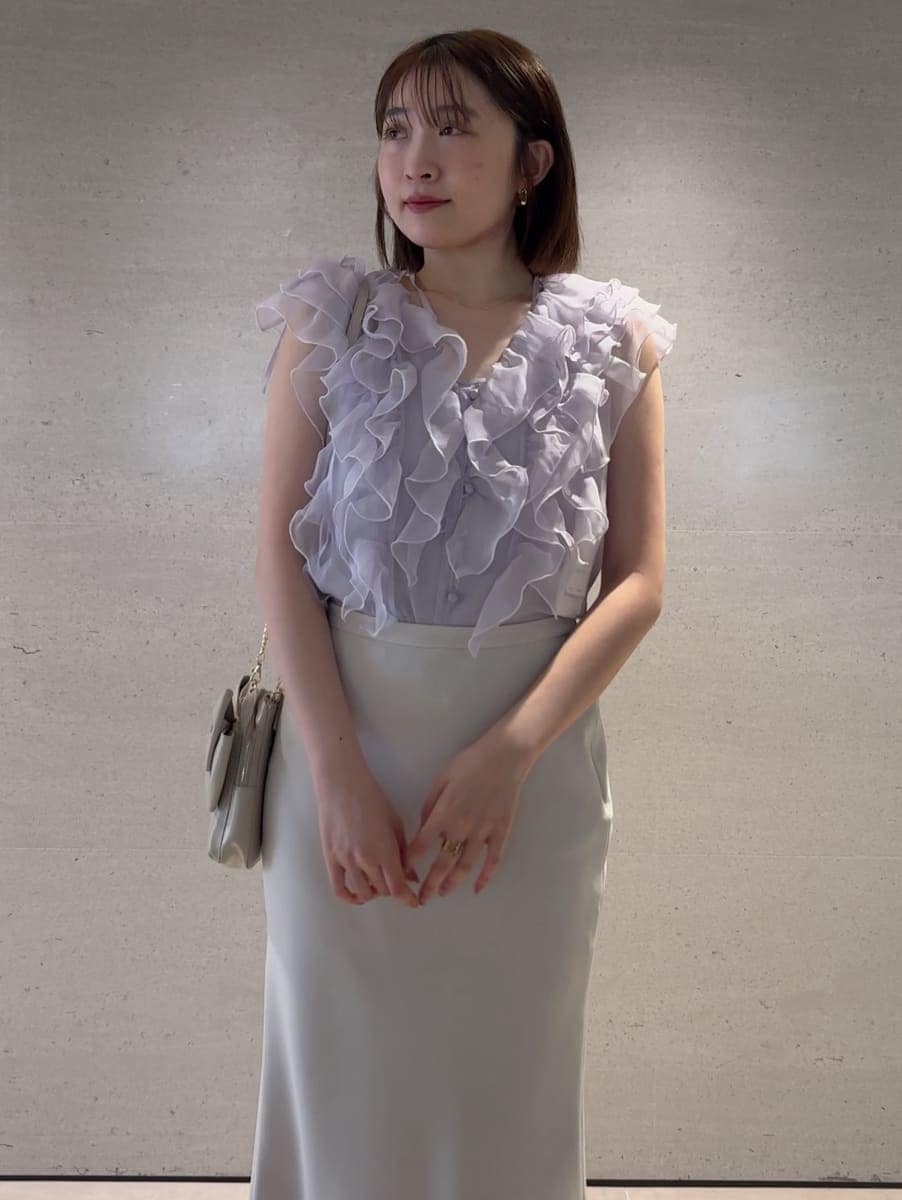 ホワイト系のスカート、パープル系のシャツ/ブラウスを着用したレディースの春コーディネートの5枚目の写真