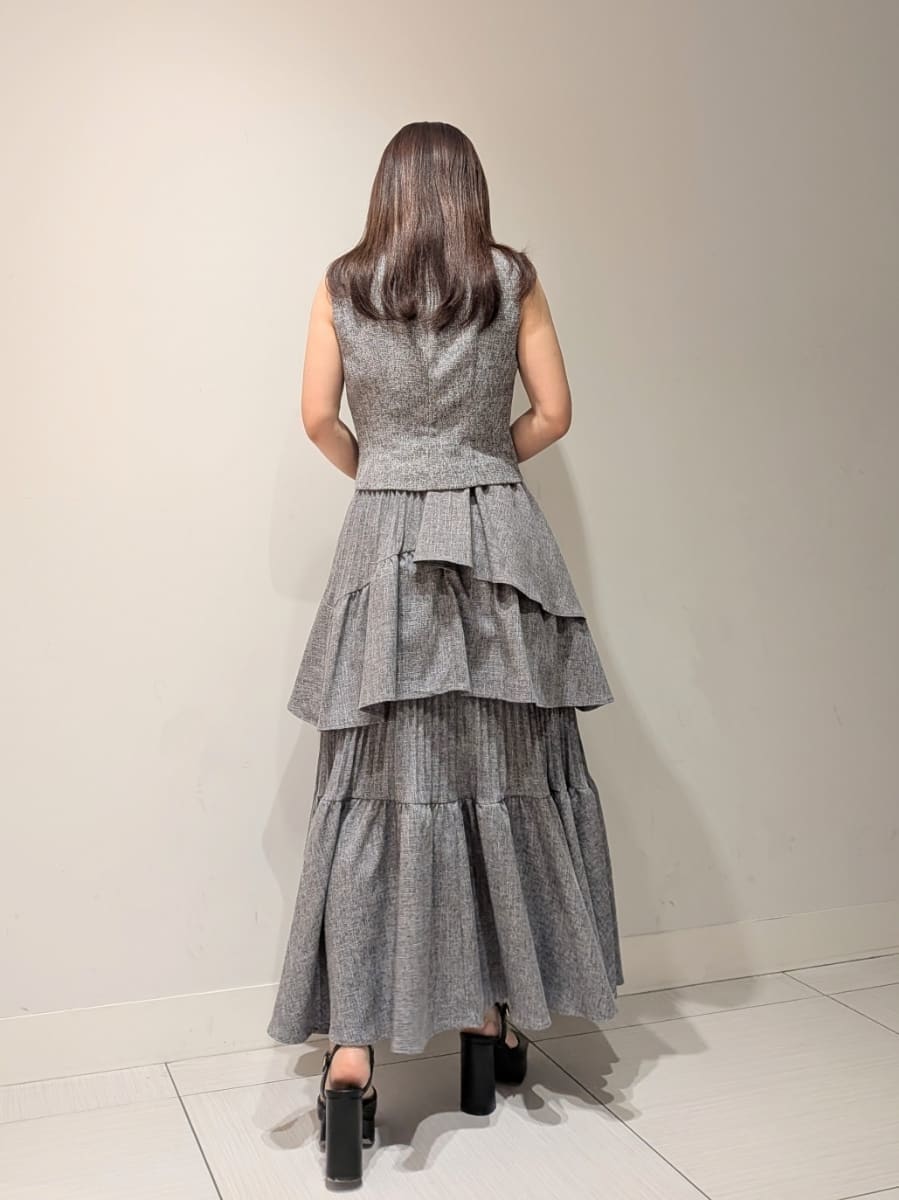 その他のワンピース、グレー系のその他アウター、ブラック系のショルダーバッグを着用したレディースの夏コーディネートの3枚目の写真