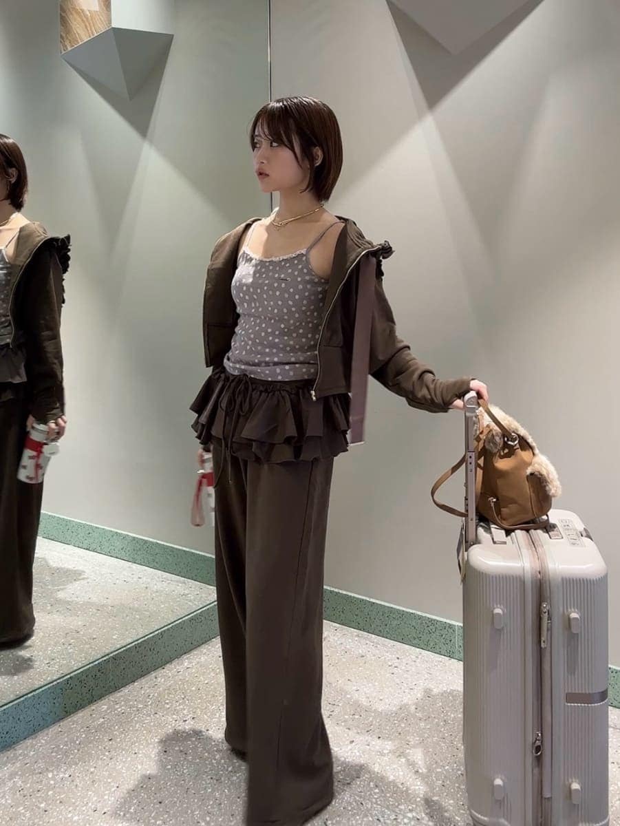 ブラウン系のその他パンツ、ブラウン系のパーカー、その他のキャミソールを着用したレディースの夏コーディネートの4枚目の写真
