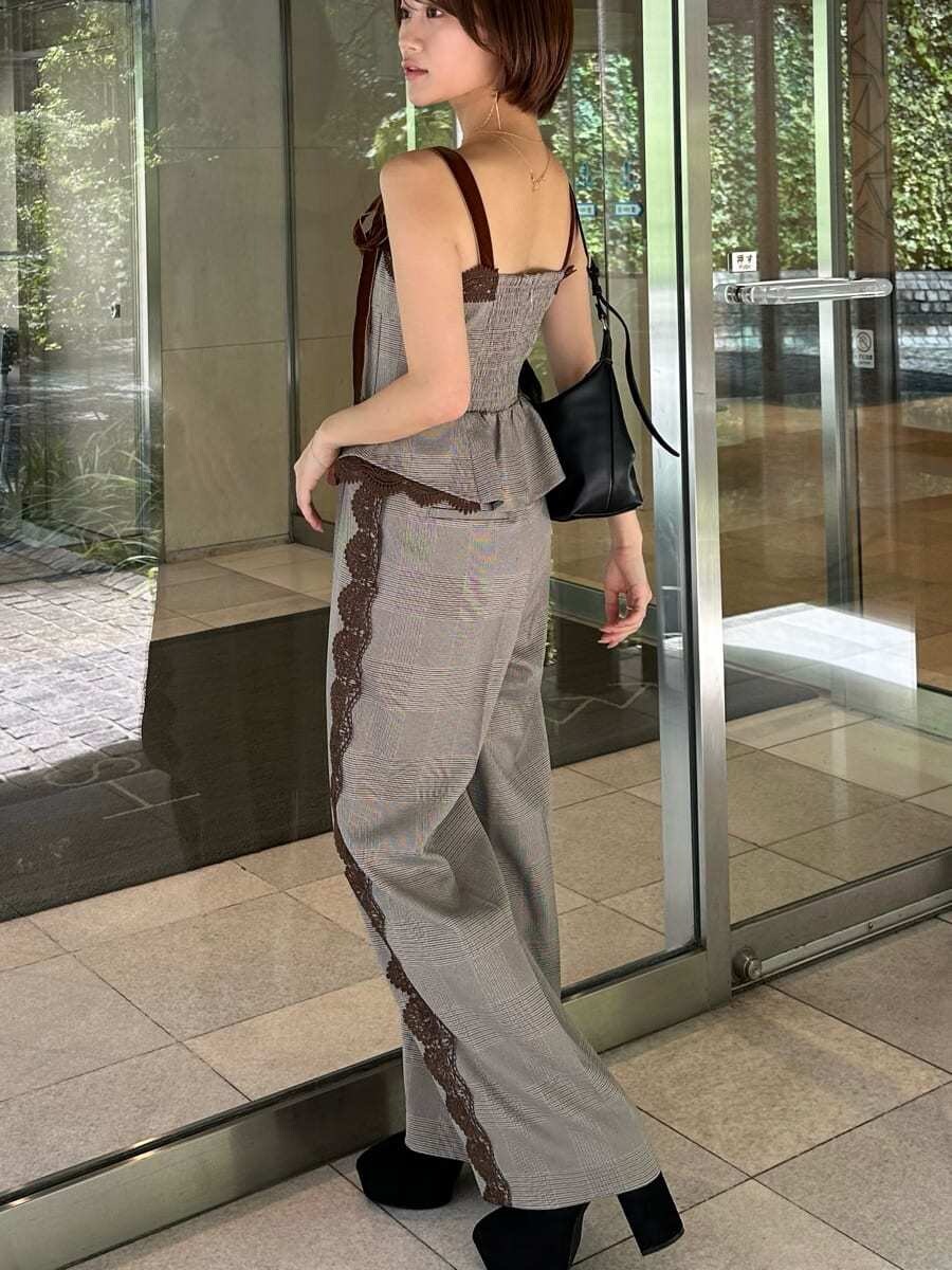その他のその他パンツ、その他のその他トップス、ブラック系のブーツを着用したレディースの夏コーディネートの3枚目の写真