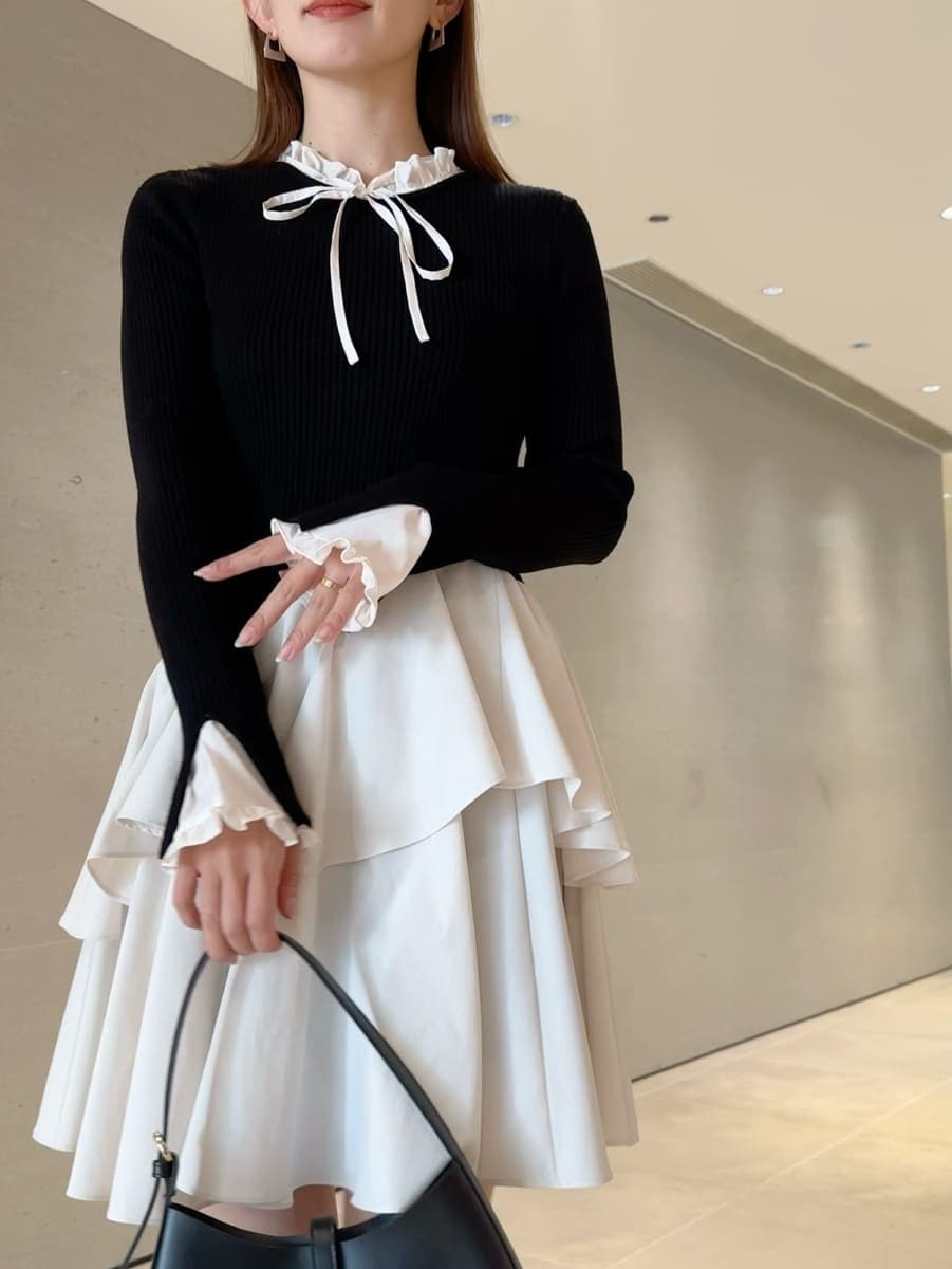 ブラック系のショルダーバッグ、グレー系のブーツ、ブラック系のワンピースを着用したレディースの冬コーディネートの2枚目の写真