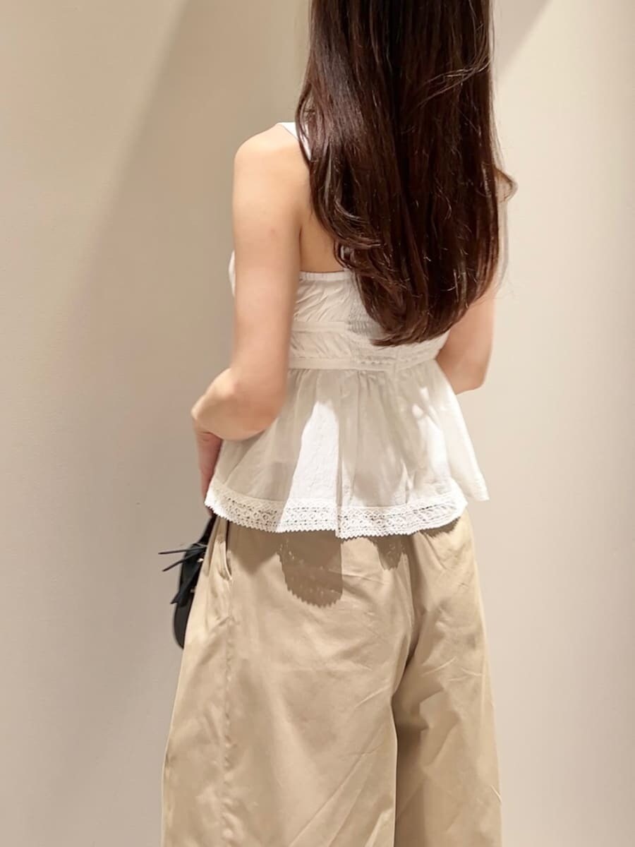 ホワイト系のシャツ/ブラウス、ベージュ系のその他パンツ、ブラック系のショルダーバッグを着用したレディースの夏コーディネートの5枚目の写真