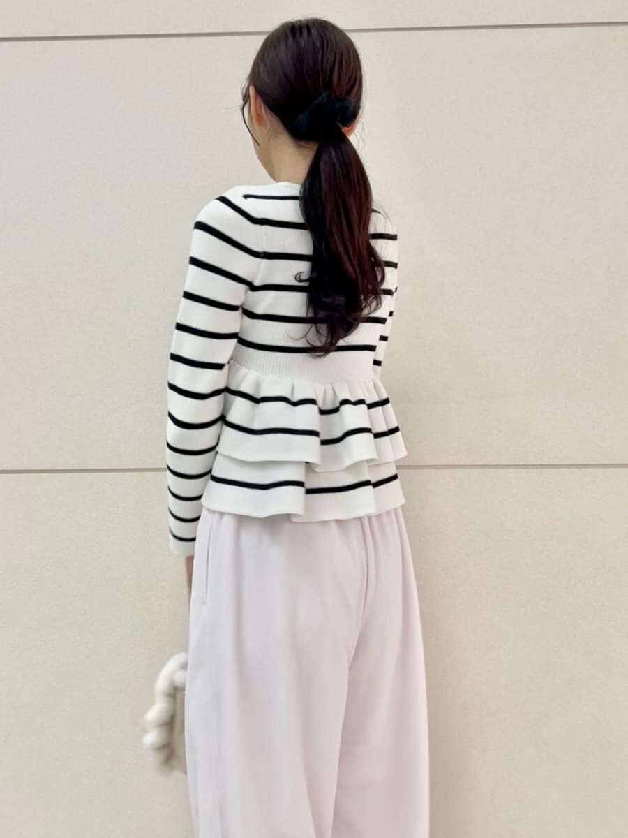 ピンク系のその他パンツ、その他のニット/セーター、ベージュ系のショルダーバッグを着用したレディースの秋コーディネートの7枚目の写真