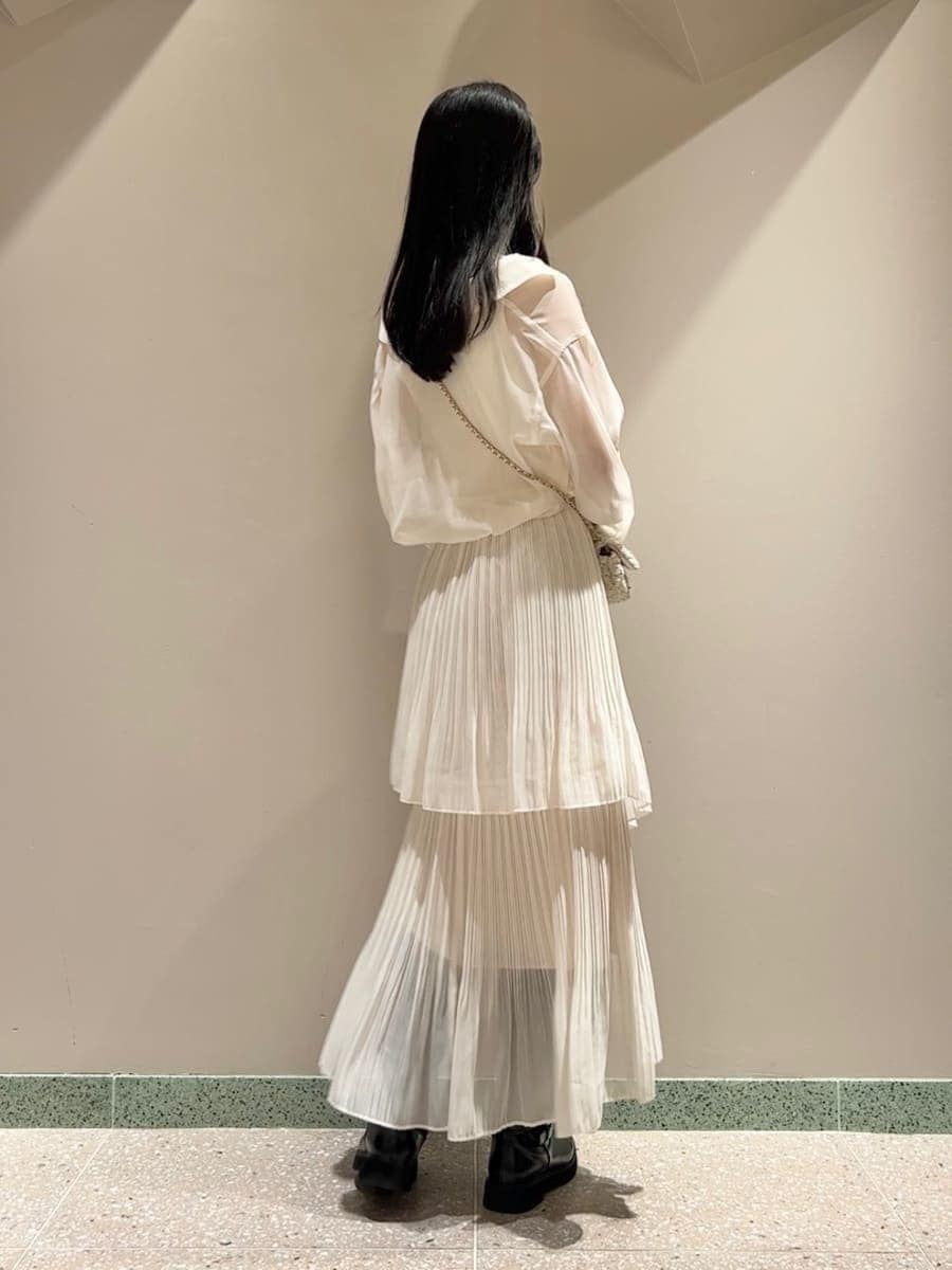 ホワイト系のニット/セーター、ホワイト系のスカート、ホワイト系のショルダーバッグを着用したレディースの秋コーディネートの4枚目の写真